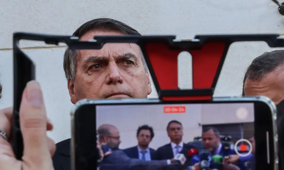 Brasília (DF), 18/10/2023, O ex-presidente Jair Bolsonaro, fala com jornalistas, na sede da Polícia Federal em Brasília. Foto: Valter Campanato/Agência Brasil