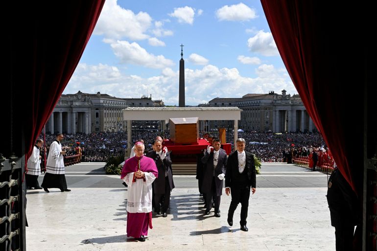 Pallbearers carry the coffin of Pope Francis on the day of his funeral Mass in St. Peter's Square at the Vatican, April 26, 2025. Reuters/Vatican Media/Simone Risoluti/Proibido reprodução