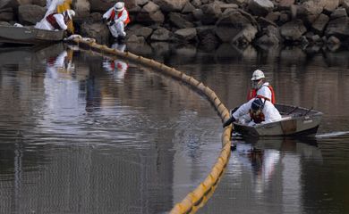 California oil spill comes ashore in Huntington Beach