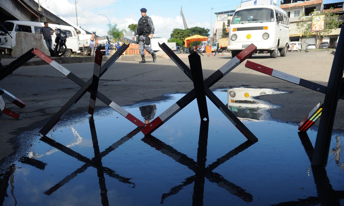 Rio de Janeiro - Um dia antes da ocupação das tropas federais na favela da Maré, policiais revistam carros, moradores e apreendem grande quantidade de drogas e armas na favela (Tânia Rêgo/Agência Brasil)