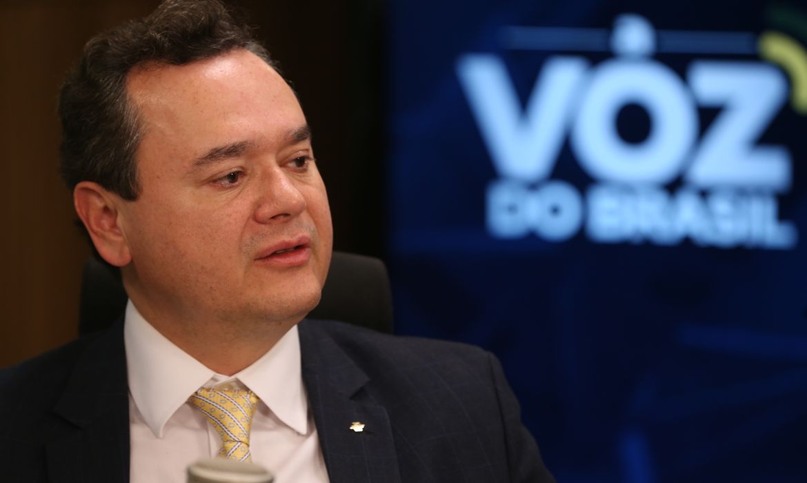  O presidente do Banco do Brasil, Fausto de Andrade Ribeiro, é o entrevistado no programa A Voz do Brasil.
