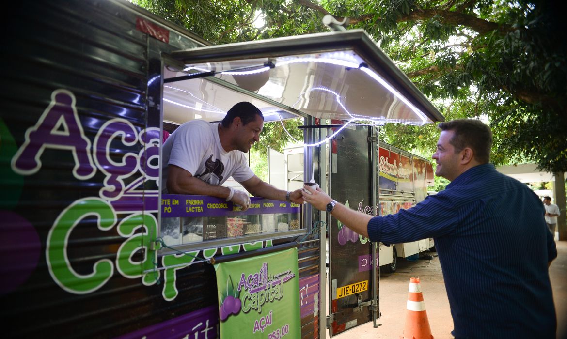 Roberto Dourado atende o cliente Atila Dias, no encontro de Food Trucks promovido pelo Ministério do Planejamento (José Cruz/Agência Brasil)