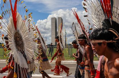 Brasília (DF) 23/04/2024 – Indígena de várias etnias que participam do Acampamento Terra Livre 2024, marcham na Esplanada dos Ministérios com o eslogam #EmergênciaIndígena: Nossos Direitos não se negociam.  Foto: Jose Cruz/ Agência Brasil