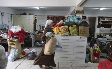 Moradores e entidades se mobilizam para ajudar vítimas das chuvas em Petrópolis, arrecadando roupas e alimentos para desabrigados