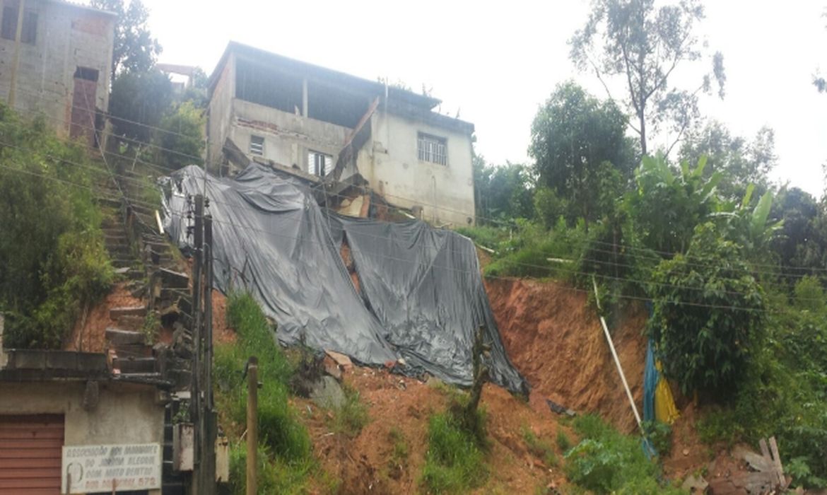 Deslizamento em Francisco Morato por causa das chuvas (Divulgação/Defesa Civil-SP)
