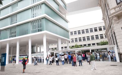 Rio de Janeiro - Professores e alunos da rede municipal de ensino participam de ato pela paz no Museu de Arte do Rio, na zona portuária da capital fluminense. (Foto: Tomaz Silva/Agência Brasil)