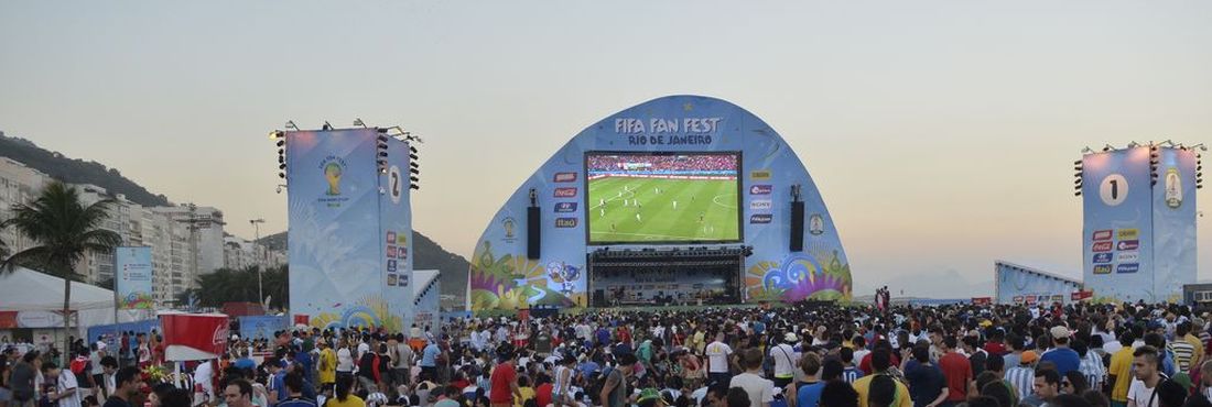 Torcedores argentinos compareceram em peso à Fifa Fan Fest no Rio e fizeram bater recorde de público no local