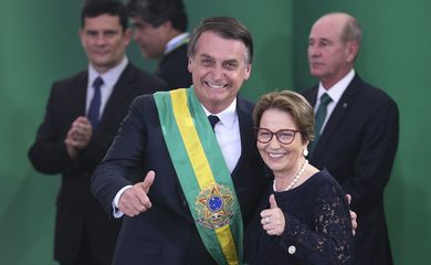 O presidente Jair Bolsonaro empossa a ministra da Agricultura, Tereza Cristina, durante cerimônia de nomeação dos ministros de Estado, no Palácio do Planalto.