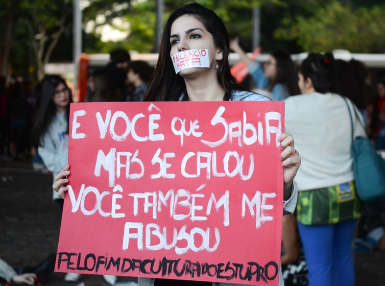 Rovena Rosa/Agência Brasil São Paulo - Ato Por Todas Elas reúne mulheres no vão-livre do Museu de Arte de São Paulo, na Avenida Paulista, para mais um protesto contra o estupro (Rovena Rosa/Agência Brasil)