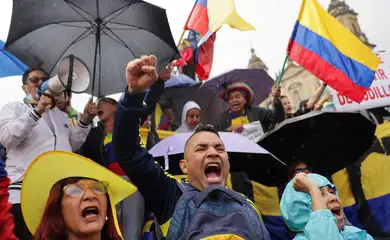Bogotá, Colômbia, 21/04/2024 Manifestantes protestam contra as reformas do presidente colombiano Gustavo Petro nos setores de saúde, aposentadoria, emprego e prisão. Foto REUTERS/Luisa Gonzalez