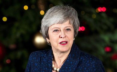Theresa May sobrevive a moção de confiança e continua como premiê do Reino Unido