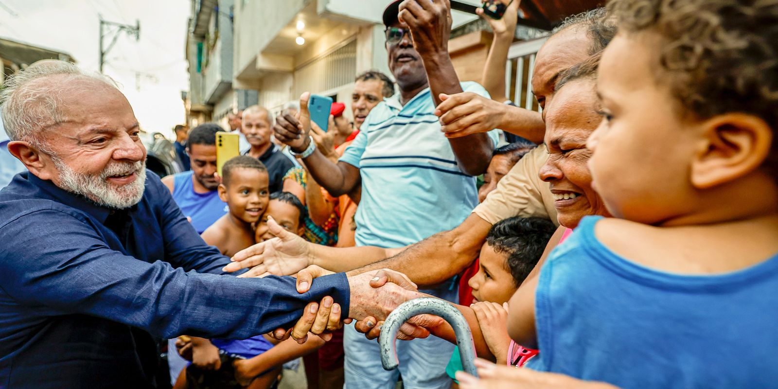 Lula entrega 599 títulos de terra em antiga área de palafitas em PE Lula entrega 599 títulos de terra em antiga área de palafitas em PE