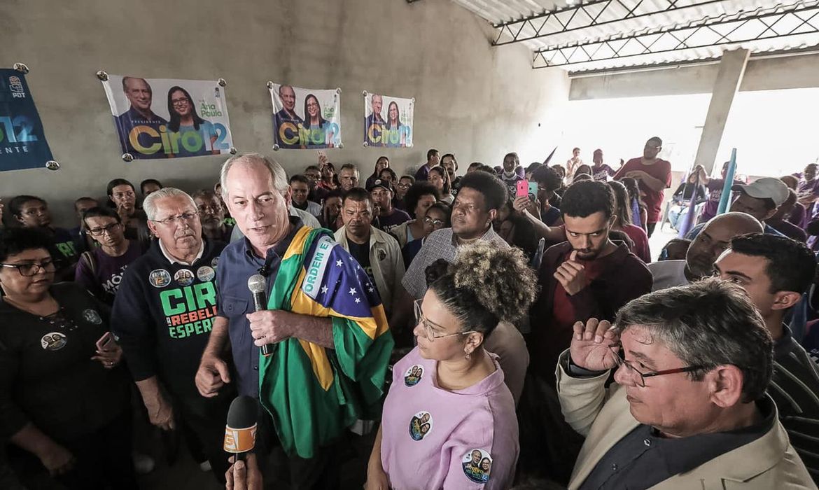 Ciro Gomes faz campanha em Taboão da Serra (SP)