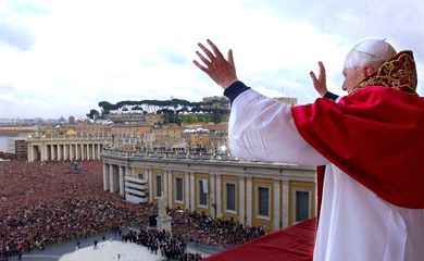 FOTO DE ARQUIVO: Papa Bento XVI aparece em sacada da Basílica de São Pedro