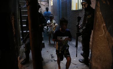 Rio de Janeiro - Militares continuam na favela da Rocinha para combater confrontos entre facções de traficantes de drogas (Fernando Frazão/Agência Brasil)