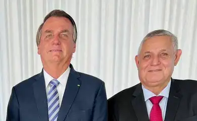 Brasília (DF) 27/11/2024 - Ana Portela (e) ex presidente Jair Bolsonaro (c) e presidente do diretorio estadual do PL (MS), Tenete Portela (d) jposam para foto
Foto: Ana Portela/Istagram