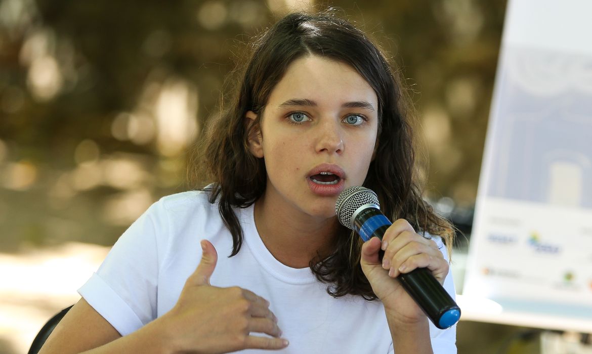 A atriz Bruna Linzmeyer participa de debate com o tema  