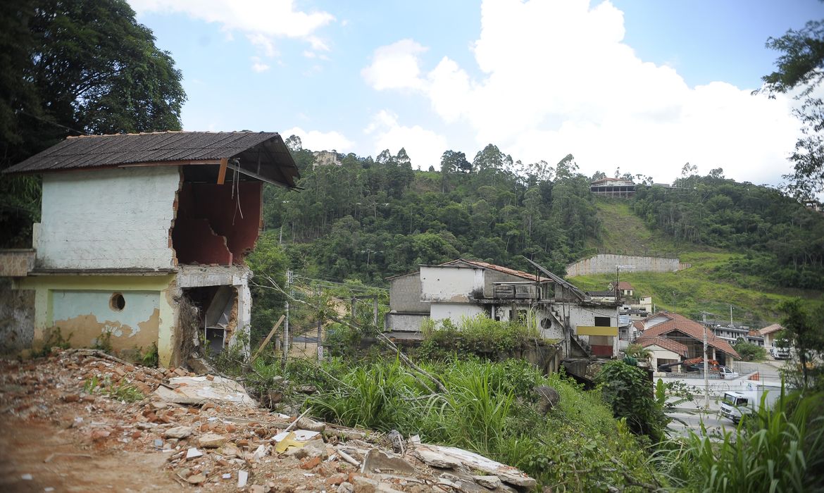 Nova Friburgo - A casa de Gilson da Cunha, 68 é a única que permanece ocupada nesta rua do distrito de Conselheiro Paulino. Gilson está fazendo obras de contenção para evitar outros desastres (Tânia Rêgo/Agência Brasil)