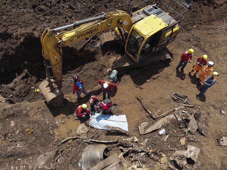 O Corpo de Bombeiros de Minas Gerais informou hoje (19) que encontrou o corpo de mais uma vítima do rompimento da barragem da Mina Córrego do Feijão, em Brumadinho, na região metropolitana de Belo Horizonte.