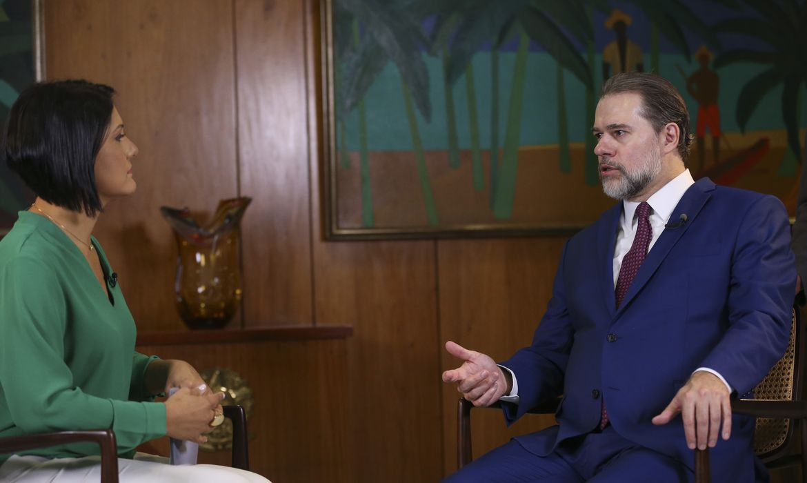 O presidente da República em exercício, Dias Toffoli, durante entrevista exclusiva à jornalista Roseann Kennedy, da TV Brasil.