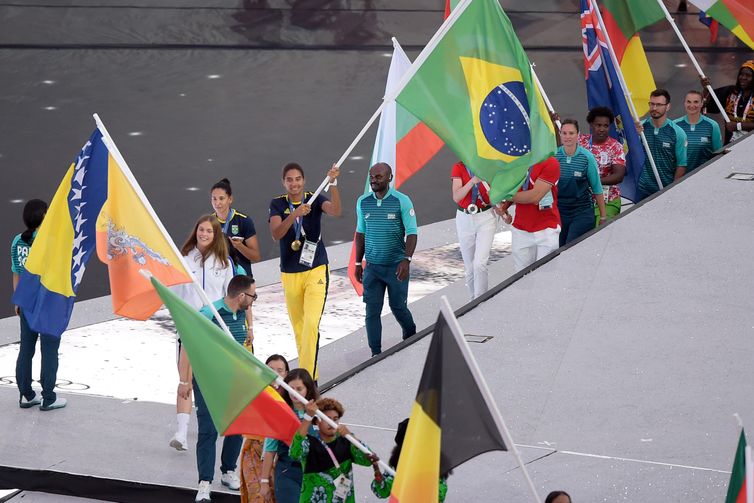 Duda e Ana Patrícia conduzem bandeira do Brasil na cerimônia de encerramento de Paris 2024 - em 11/08/2024