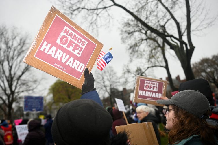 Nicholas Pfosi Manifestantes se reúnem em um protesto organizado pedindo à liderança de Harvard que resista à interferência do governo federal na universidade em Cambridge, Massachusetts, EUA
12/04/2025
REUTERS/Nicholas Pfosi