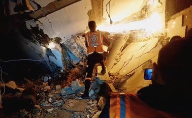 A screen grab taken from a video posted on social media by the Palestinian Civil Defence on December 5, 2023, shows what they say are members of the Palestinian Civil Defence rescue team working in a collapsed building in a location given as Gaza. Palestinian Civil Defence/Handout via REUTERS    THIS IMAGE HAS BEEN SUPPLIED BY A THIRD PARTY. MANDATORY CREDIT. NO RESALES. NO ARCHIVES.