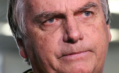 Rio de Janeiro (RJ), 29/06/2023 - O ex-presidente Jair Bolsonaro desembarca no aeroporto Santos Dumont e fala sobre o julgamento no TSE que pode torná-lo inelegível. Foto:Tânia Rêgo/Agência Brasil