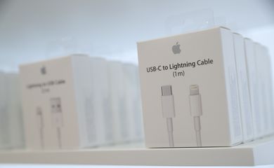 Adaptadores USB-C para cabo Lightning em loja da Apple em Chicago