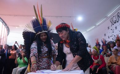 A ministra dos Povos Indígenas, Sonia Guajajara, na posse da presidente da Fundação Nacional dos Povos Indígenas, Joenia Wapichana