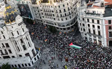 MADRID, SPAIN - OCTOBER 4: Thousands of people, holding banners and Palestinian flagas, take part in protest to show solidarity with Palestinian in Gaza, in downtown Madrid, Spain on October 4, 2025. Diego Radames / AnadoluNo Use USA No use UK No use Canada No use France No use Japan No use Italy No use Australia No use Spain No use Belgium No use Korea No use South Africa No use Hong Kong No use New Zealand No use Turkey