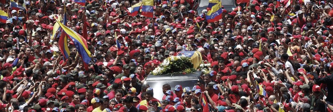 Milhares de venezuelanos acomapnham o cortejo fúnebre do presidente Hugo Chávez, cujos restos mortais estão sendo levados até a Academia Militar de Caracas, onde será realizado seu funeral