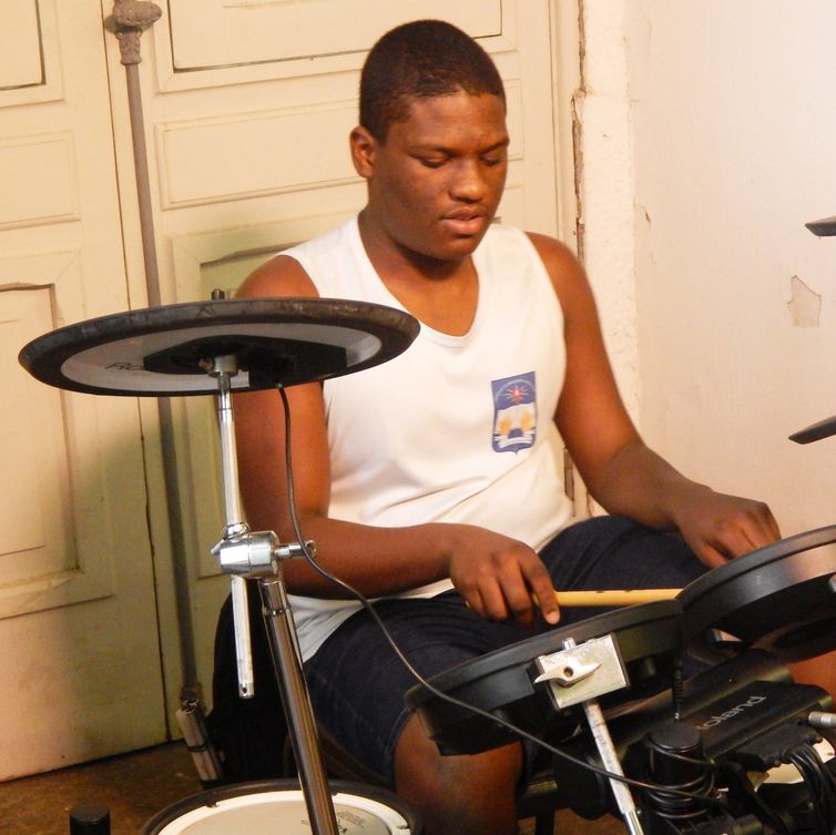 Conheça a história do baterista Thiago Portela. Ele tem deficiência visual e teve seu primeiro contato com o instrumento ainda durante a infância, enquanto estudava no Instituto Benjamim Constant