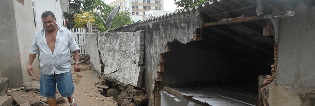 Devido às fortes chuvas, um muro de um prédio em construção rompeu e causou o desabamento de uma casa e alagamento de outras em uma vila no bairro da Tijuca, zona norte do Rio