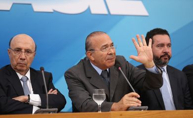 Brasília - Os ministros Henrique Meirelles, Eliseu Padilha e Dyogo Oliveira durante anúncio das 15 propostas da pauta prioritária do governo, em coletiva no Palácio do Planalto (Fábio Rodrigues Pozzebom/Agência Brasil)