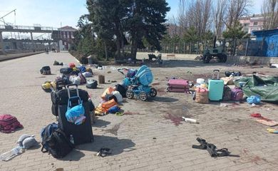 Malas de pessoas em meio a marcas de sangue após ataque a uma estação de trem em  Kramatorsk, na Ucrânia