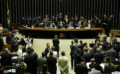 Brasília - O presidente do Congresso Nacional, Eunício Oliveira, na sessão conjunta do Senado e da Câmara dos Deputados para retomar a votação de vetos presidenciais (Marcelo Camargo/Agência Brasil)