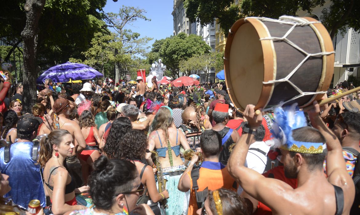 Bloco de carnaval desfila pela Cinelândia, no centro do Rio de Janeiro