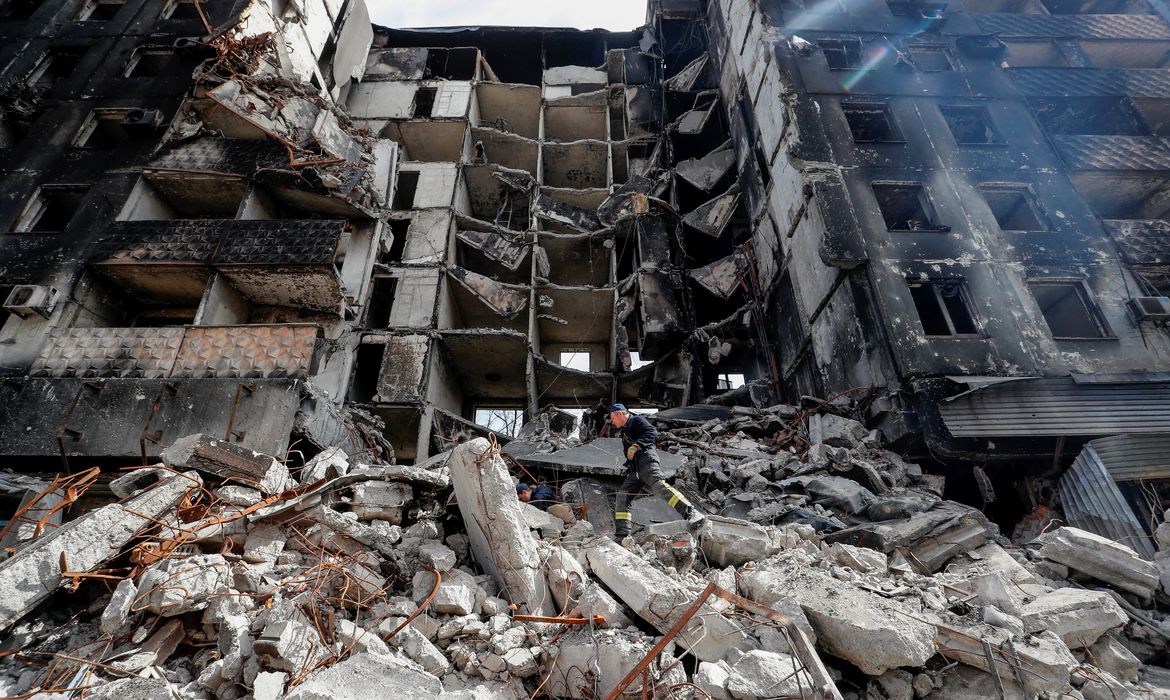 Prédios destruídos em Mariupol, na Ucrânia