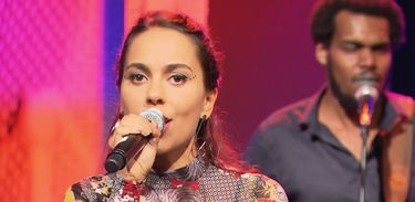 Clara Gurjão se apresenta no Ao vivo entre amigos