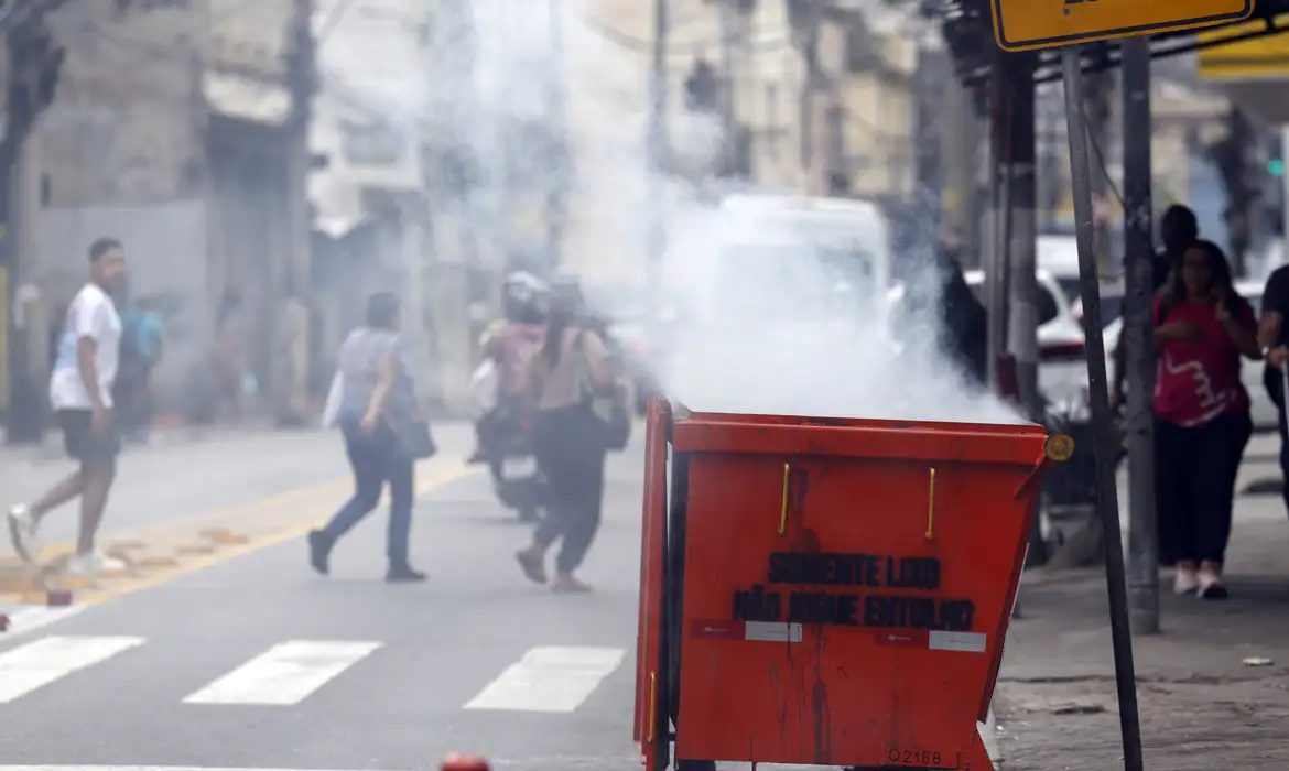 Rio de Janeiro (RJ), 28/10/2025 - Durante operação policia contra o Comando Vermelho, bandidos ordenam fechamento de comércio e usam lixeiras incendiadas para bloquear a via na rua Itapiru, no Catumbi. Foto: Fernando Frazão/Agência Brasil