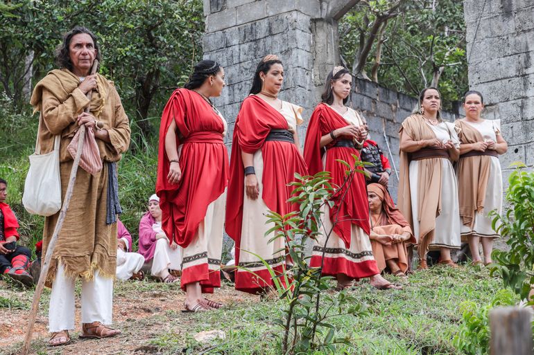 Brasília (DF),  18/04/2025.- Movimentação de atores antes da cerimonia da Via sacra do Morro da Capelinha.
Foto: Antonio Cruz/Agência Brasil