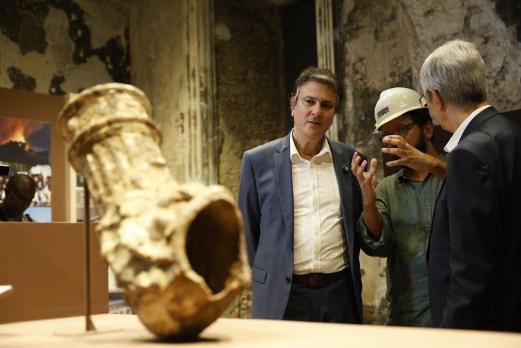 Rio de Janeiro (RJ), 30/06/2025 – O ministro da Educação, Camilo Santana, visita a exposição temporária “Entre Gigantes: uma experiência no Museu Nacional”, que abre ao público o palácio pela primeira vez após o incêndio de 2018. Foto: Fernando Frazão/Agência Brasil