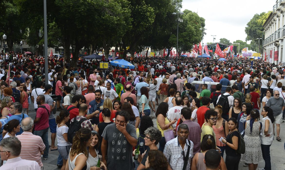 Movimentos sociais fazem ato no Rio contra processo de impeachment 