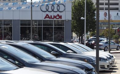 Concessionária da Audi em Oakland, na Califórnia. A empresa admitiu que mais 2 milhões de veículos estão equipados com software que altera resultado de emissão de gases poluentes