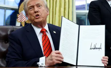U.S. President Donald Trump holds a signed executive order on tariffs on aluminum imports in the Oval Office of the White House in Washington, U.S., February 10, 2025. Reuters/Kevin Lamarque/Proibida reprodução