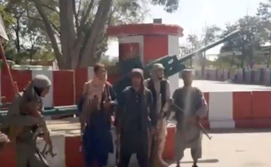 Combatentes do Taliban se reúnem na cidade de Ghazni