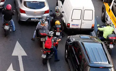 Rio de Janeiro (RJ), 30/07/2025 - Motociclistas de aplicativos transitam pelas ruas do centro do Rio.  Foto: Tânia Rêgo/Agência Brasil