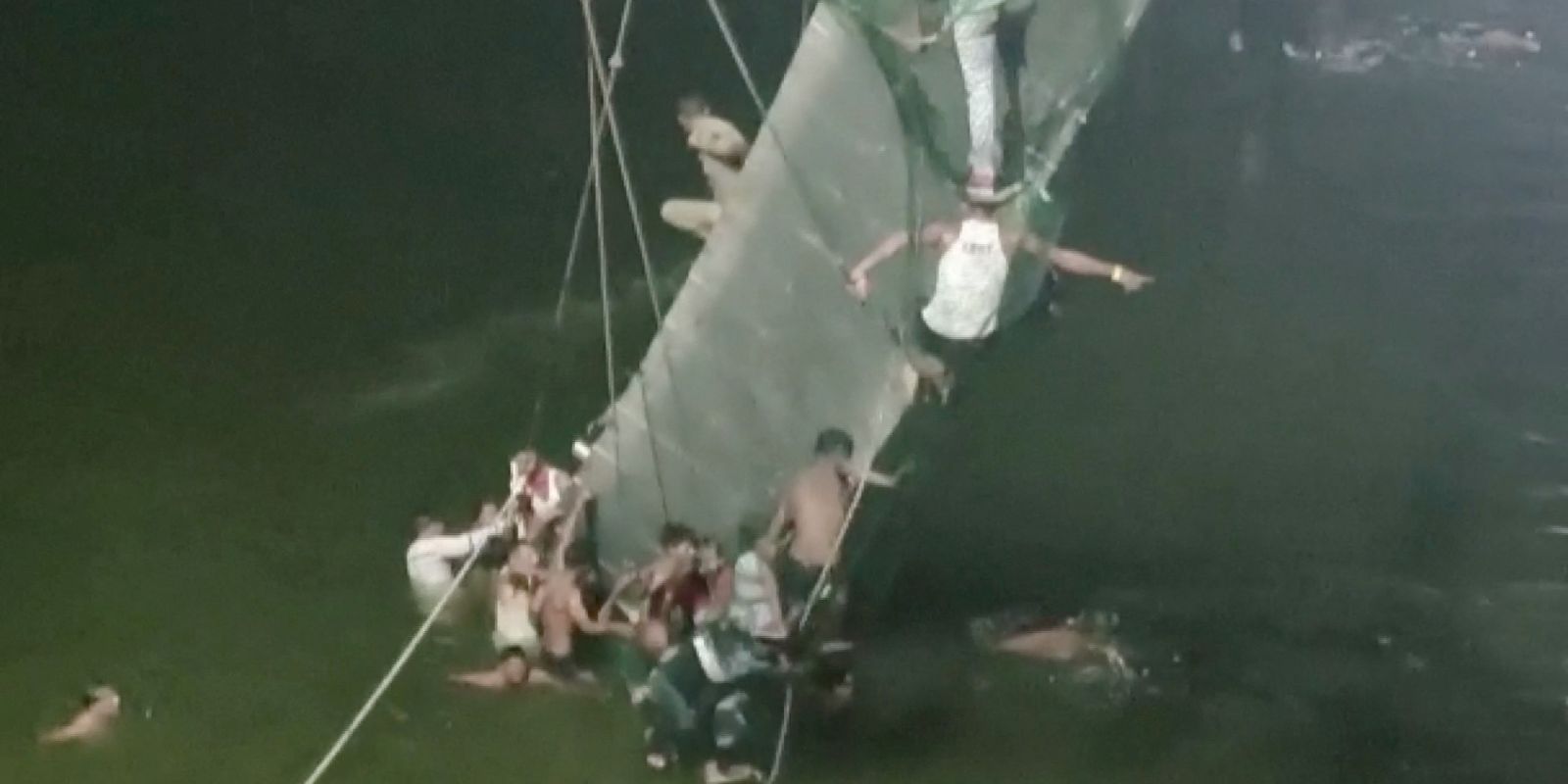 Pelo menos 68 morrem em desabamento de ponte na Índia Agência Brasil