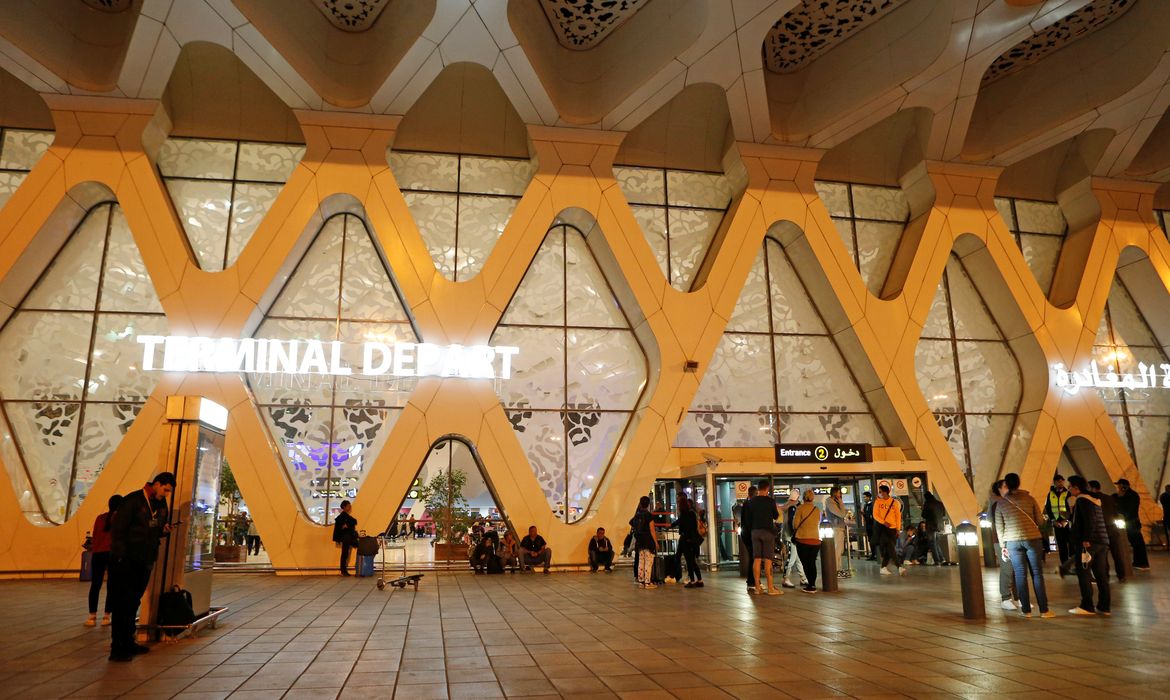 Turistas esperam ser repatriados para seus países a partir do aeroporto de Marrakech